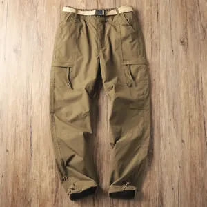 Dettaglio dei pantaloni cargo invernali foderati da uomo per escursionismo in colore kaki.