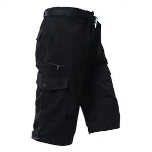 Short cargo homme en coton noir avec ceinture, coupe ample et poches multiples 3/4.