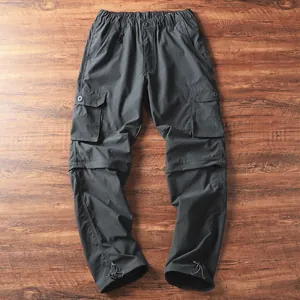 Vista completa dei pantaloni cargo rimovibili grigio scuro da uomo su fondo in legno rustico