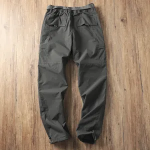 Vista posteriore dei pantaloni da trekking softshell grigi foderati in pile da uomo.