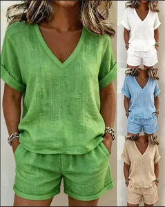 Collage montrant l'ensemble décontracté col V en vert, blanc, bleu et beige.