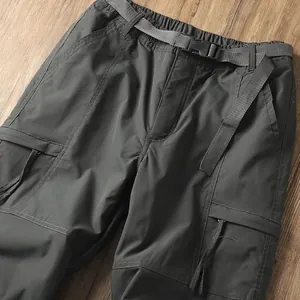 Primo piano della vita di pantaloni cargo da uomo impermeabili con cintura in nylon
