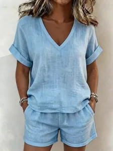 Détail d'un ensemble décontracté bleu clair en lin avec col en V et short assorti
