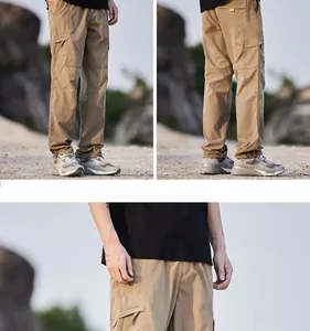 Detailaufnahmen der khakifarbenen Outdoor-Cargohose mit mehreren Taschen und lockerer Passform