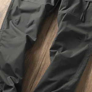 Primo piano delle cuciture resistenti e della trama del tessuto dei pantaloni da trekking