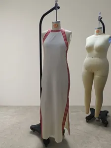 Abito lungo bianco senza maniche con strisce rosse e spacco laterale su un manichino