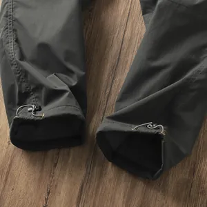 Dettaglio dell'orlo regolabile con coulisse sui pantaloni da trekking impermeabili