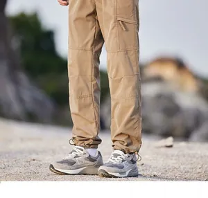 Detailansicht der khakifarbenen Outdoor-Cargohose mit Taschen und elastischen Bündchen.