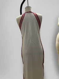 Vista posteriore dettagliata di un abito bianco senza maniche con strisce rosse