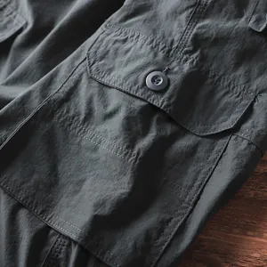 Dettaglio di pantaloni cargo outdoor con texture del tessuto e cuciture delle tasche