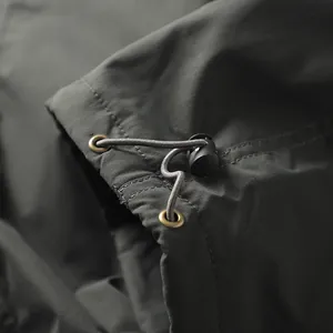 Vista dettagliata dell'orlo con coulisse regolabile su pantaloni softshell outdoor impermeabili