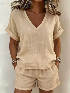 Détail de l'ensemble haut beige à col en V et short assorti pour femmes