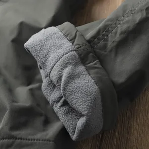 Dettaglio ravvicinato della spessa fodera in pile grigio dei pantaloni outdoor in softshell