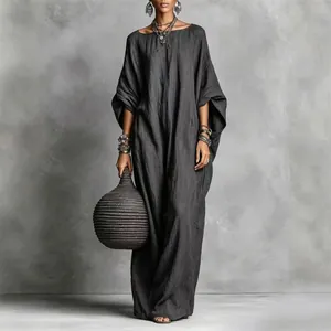 Bodenlanges dunkelgraues Maxikleid mit Fledermausärmeln und schulterfreiem Ausschnitt.