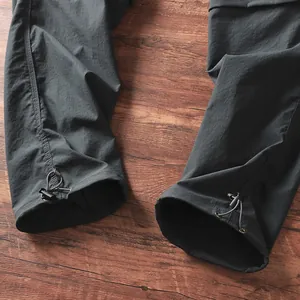 Vista dettagliata dei polsini regolabili con coulisse sui pantaloni cargo outdoor