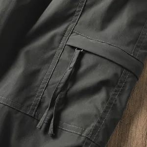 Dettaglio ravvicinato di pantaloni cargo outdoor con cuciture resistenti e tessuto di qualità