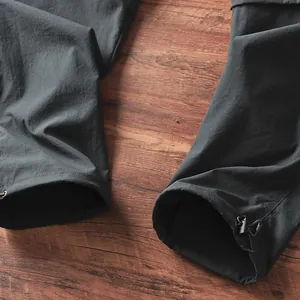 Dettaglio della cerniera staccabile e della coulisse sui pantaloni da esterno.