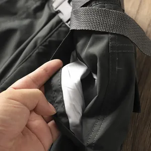 Vista dettagliata della fodera della tasca bianca sui pantaloni cargo da escursione