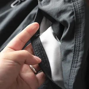 Primo piano dettagliato della tasca interna e della fodera dei pantaloni da esterno da uomo