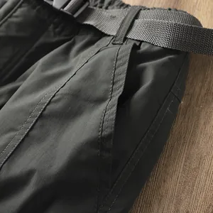 Dettaglio ravvicinato di pantaloni da trekking softshell antivento con cintura e tasca