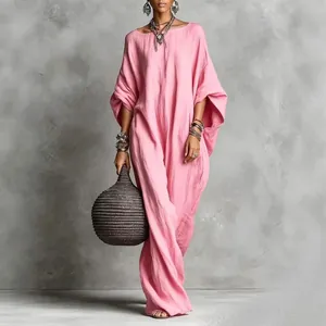Elegantes rosa Maxikleid mit U-Boot-Ausschnitt und langen Ärmeln im Retro-Stil