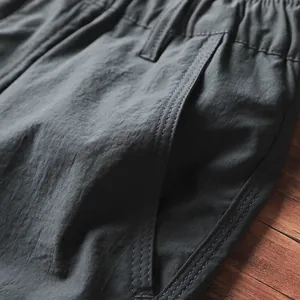 Primo piano delle cuciture delle tasche di pantaloni outdoor ad asciugatura rapida
