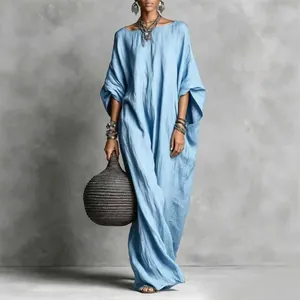 Eleganter hellblauer Maxi-Kaftan mit U-Boot-Ausschnitt und ethnischen Vintage-Accessoires