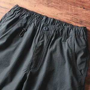 Dettaglio della vita elastica di pantaloni da trekking grigio scuro ad asciugatura rapida