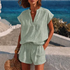 Ensemble deux pièces vert sauge pour femme avec haut col en V et short à cordon.