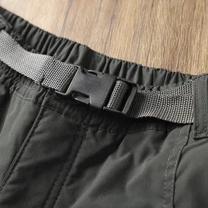 Vista dei dettagli di pantaloni da trekking da uomo con cintura a fibbia regolabile