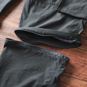 Dettaglio della cerniera staccabile sui pantaloni cargo outdoor ad asciugatura rapida uomo