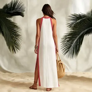 Elegante abito lungo senza maniche bianco con strisce rosse e spacco laterale per vacanza.
