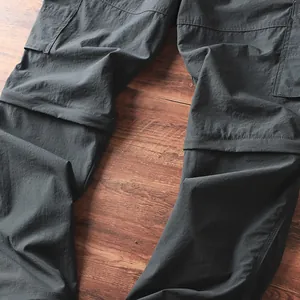 Dettaglio delle gambe staccabili sui pantaloni cargo outdoor a asciugatura rapida da uomo