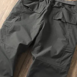 Dettaglio dei pantaloni da trekking softshell da uomo con tasca posteriore e cuciture