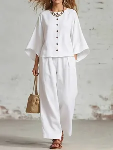 Detailansicht eines weißen Baumwoll-Leinen-Sets mit stilvoller Bluse und weiter Hose.