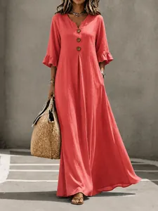 Primer plano de un elegante vestido largo rojo con cuello en V y detalles de volantes