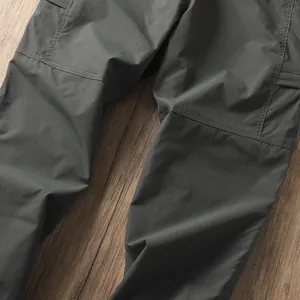 Vista dettagliata del tessuto dei pantaloni da trekking antivento con cuciture