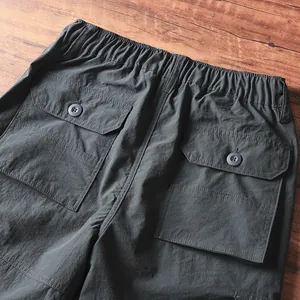 Dettaglio delle tasche posteriori e della vita elastica dei pantaloni cargo