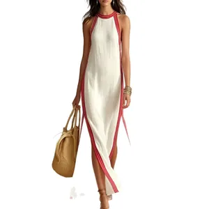 Elegante abito lungo bianco senza maniche con strisce rosse e spacchi laterali alti da donna