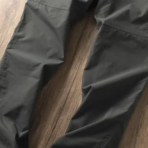 Dettaglio ravvicinato del tessuto resistente e delle cuciture dei pantaloni da trekking