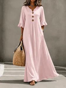 Vestido largo bohemio rosa con cuello en V, puños con volantes y botones de madera