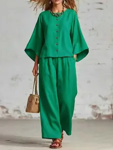 Damen Set aus Baumwolle und Leinen in Grün mit 3/4-Arm-Oberteil und weiter Hose.