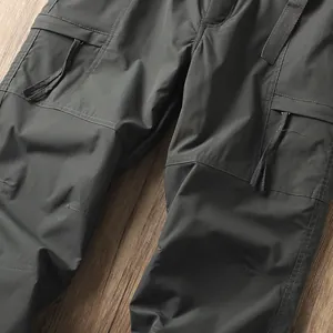 Dettaglio della trama e della tasca cargo dei pantaloni da trekking impermeabili da uomo