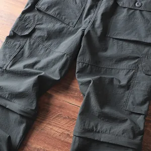 Dettaglio ravvicinato dei pantaloni cargo convertibili ad asciugatura rapida con tasche