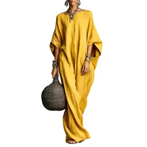 Elegante abito lungo giallo con scollo a barca, spalle scoperte e maniche a pipistrello