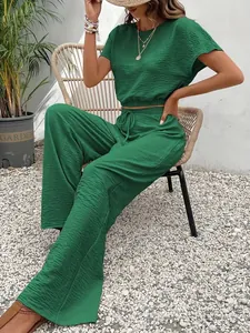 Elegant groen tweedelig setje met getextureerde crop top en wijde broek voor dames