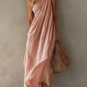 Κομψό dusty pink μάξι φόρεμα με έναν ώμο και πλισέ υφή για μια σικάτη καλοκαιρινή εμφάνιση.