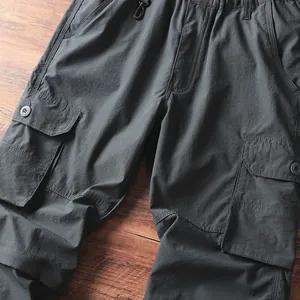 Vista ravvicinata di pantaloni cargo grigi ad asciugatura rapida con tasche laterali