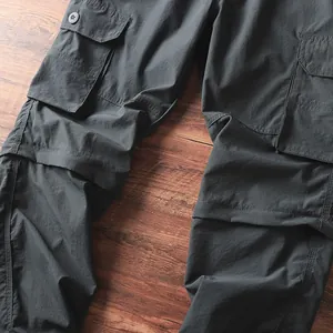 Dettaglio di pantaloni cargo outdoor da uomo a rapida asciugatura con gambe staccabili.