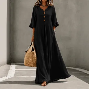 Elegante vestido largo negro con cuello en V, mangas con volantes y botones de madera